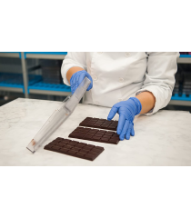 chocolate negro con fresa - manos