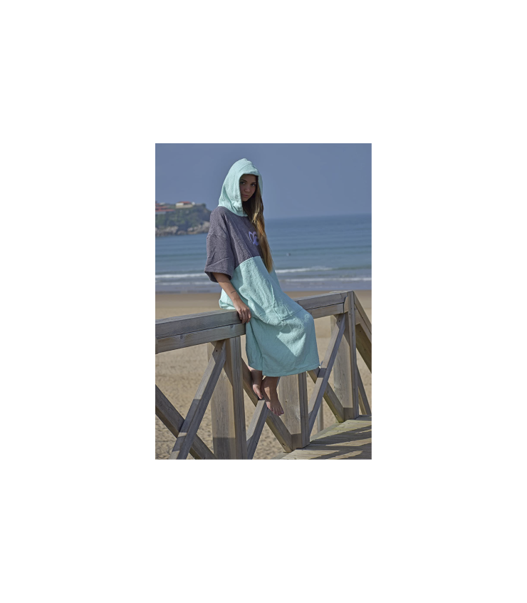 poncho toalla de surf - sentada