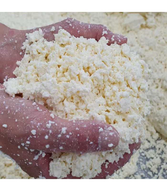 LA HUERTONA 80943 Cuña de queso Asturiano CALIZO de leche cruda madurado de vaca - manos