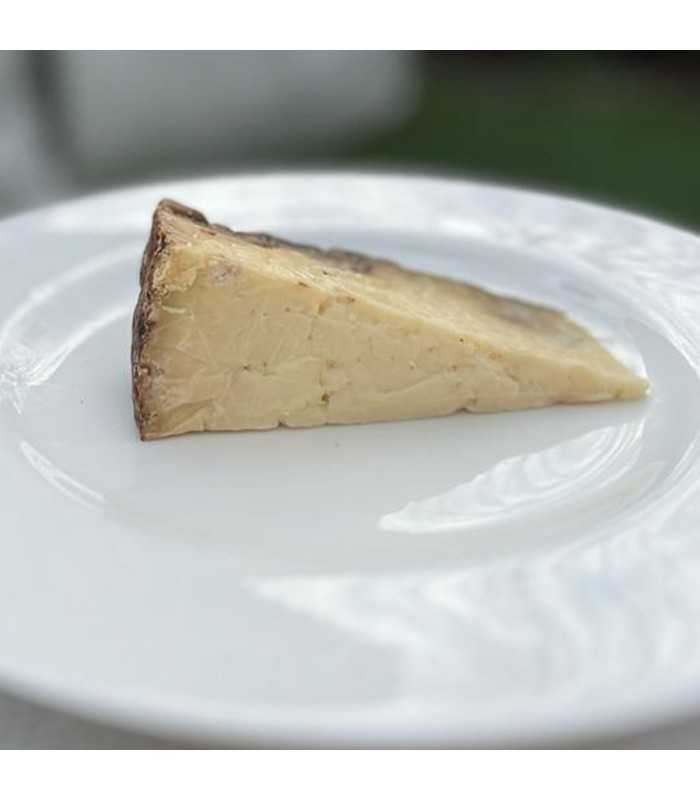 LA HUERTONA 80943 Cuña de queso Asturiano CALIZO de leche cruda madurado de vaca - en plato